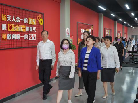 天下总工会女职工部莅临凯时尊龙官网网址电气调研女职工事情