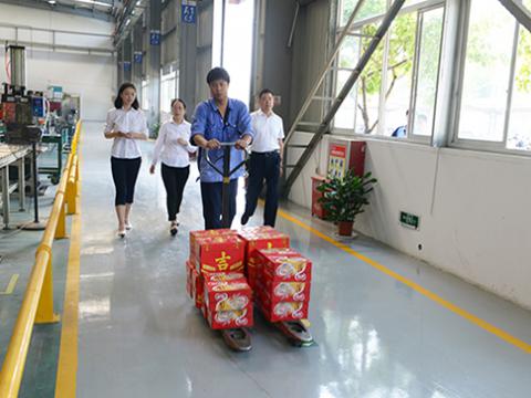 凯时尊龙官网网址集团工会开展“夏日送清凉”运动