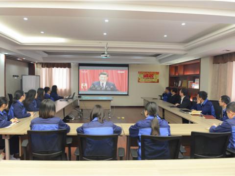 凯时尊龙官网网址党总支组织党员收看学习十九大开幕会