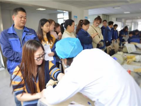 志同道合手牵手 献血救人心连心——凯时尊龙官网网址集团2018年无偿献血运动