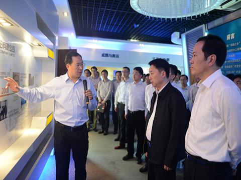 镇江市委书记夏锦文莅临凯时尊龙官网网址股份视察